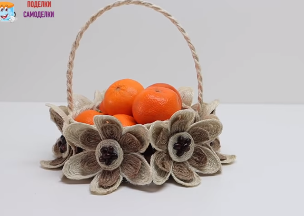 Hãy thưởng thức hình ảnh của một giỏ đựng hoa quả đầy màu sắc và tươi ngon. Bạn sẽ cảm thấy ngạc nhiên trước sự hài hòa giữa các loại trái cây và sự thật rằng chúng có thể được sắp xếp một cách cẩn thận trong một chiếc giỏ nhỏ. Hãy tận hưởng vẻ đẹp của những quả tươi ngon này!