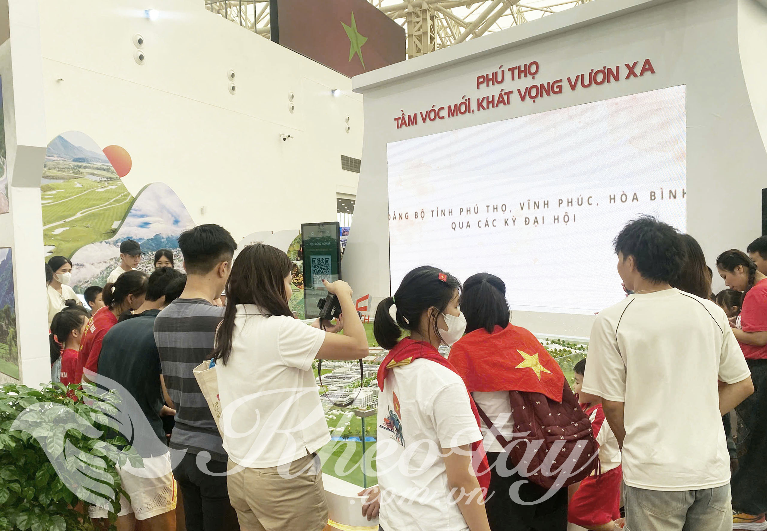 Khách tham quan luôn dành sự quan tâm đặc biệt tới sa bàn mà Khéo tay thực hiện.